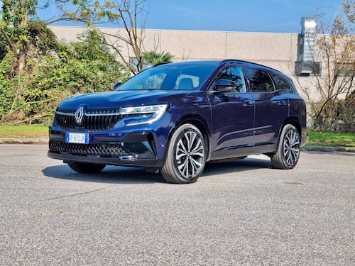 Renault Espace E-Tech: prova del multispazio ibrido 7 posti da 17 km/l