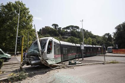 Roma, auto e tram si scontrano: tre feriti 6