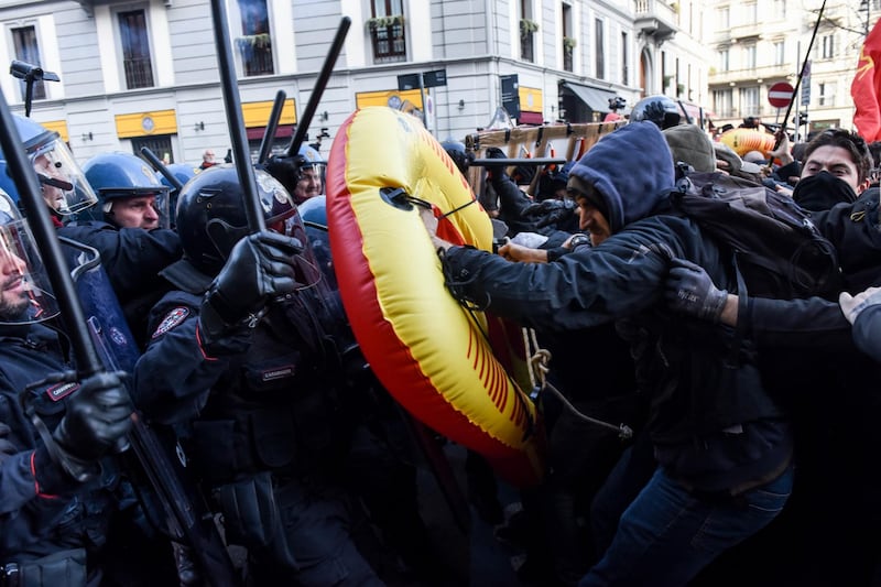 Scontri alla manifestazione antifascista a Milano 9