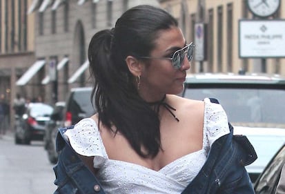 Giulia Salemi hot a passeggio per Milano 1