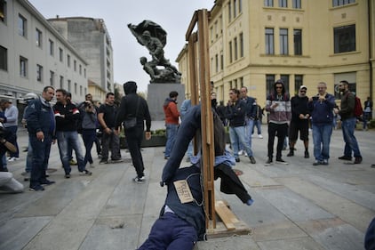 G7 Torino: manifestanti inscenano ghigliottina 4