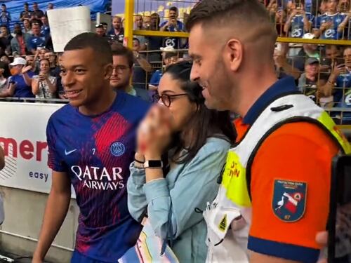 Ferisce la tifosa durante il riscaldamento: il bel gesto di Kylian Mbappè