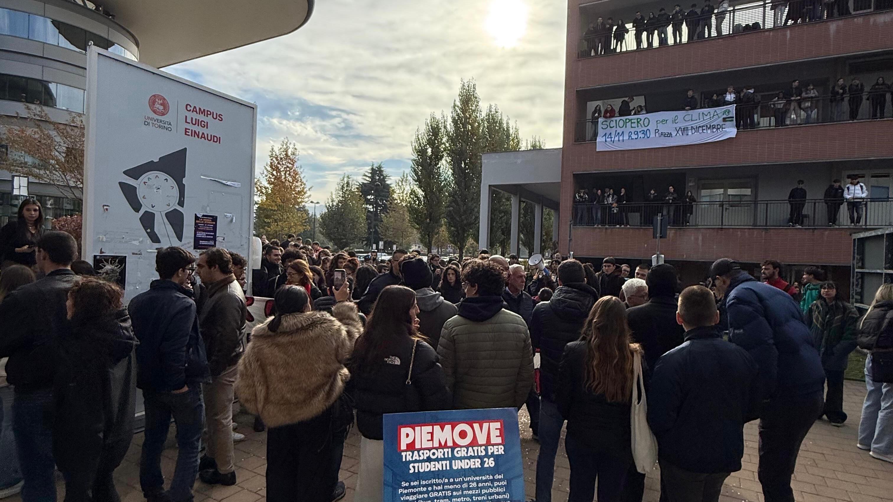 Promuovono bus gratis per studenti, ma sono di destra: attaccati dai centri sociali