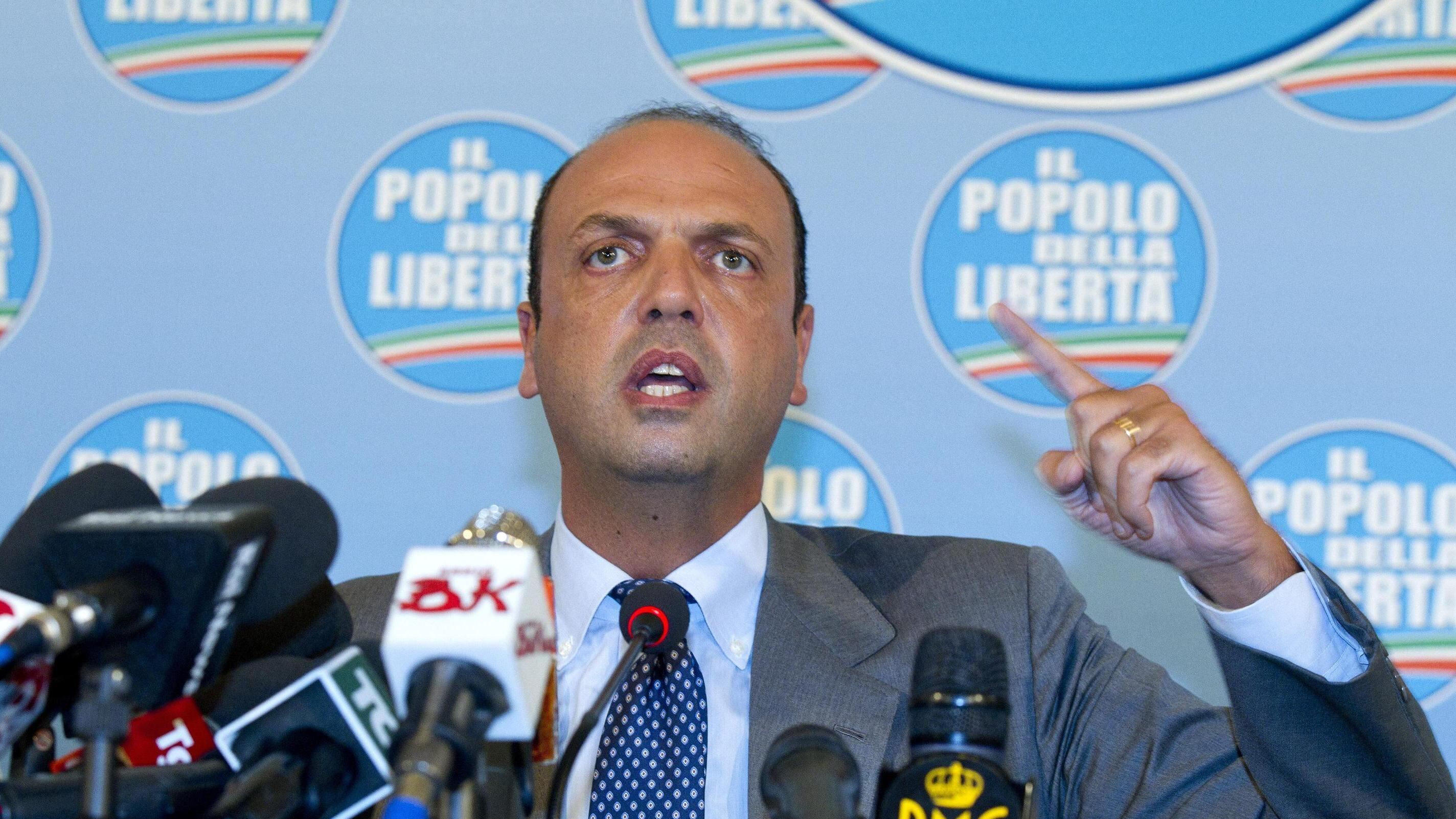 Alfano pensiona Berlusconi per offrire il Pdl a Casini
