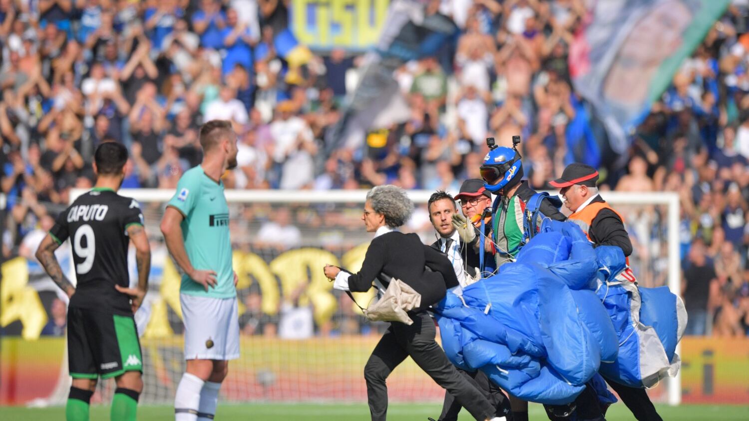 Sassuolo-Inter, paracadutista in campo durante il match del Mapei Stadium