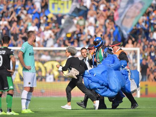 Sassuolo-Inter, paracadutista in campo durante il match del Mapei Stadium