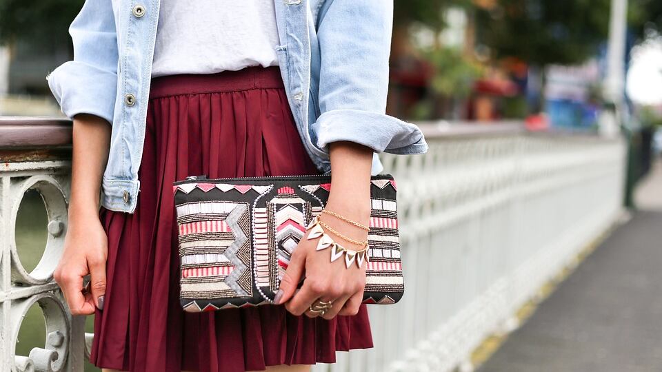 Upskirting, svolta in Gran Bretagna: carcere per chi fotografa sotto la gonna delle donne