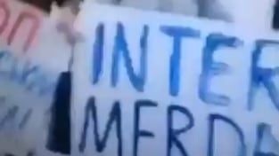 Kiev, proteste in piazza contro il governo: spunta lo strano cartello con scritta "Inter m…"