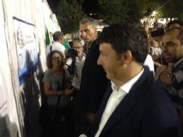 Renzi a sorpresa alla Festa dell'Unità tra selfie e biliardino 4