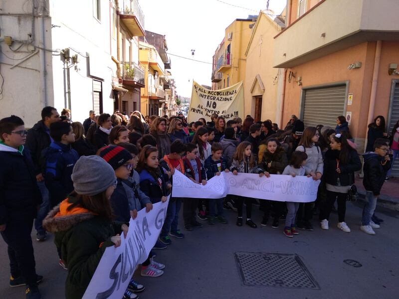 Agrigento, il paese in piazza contro il centro d'accoglienza 1