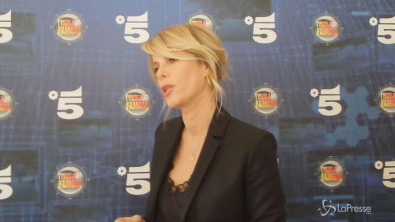 Alessia Marcuzzi sexy conduttrice dell'Isola dei Famosi 2017 20