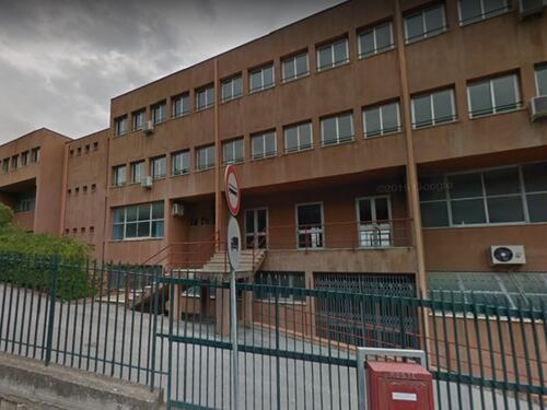 Cellulari in classe, la preside li autorizza: "Ma solo in due pause"