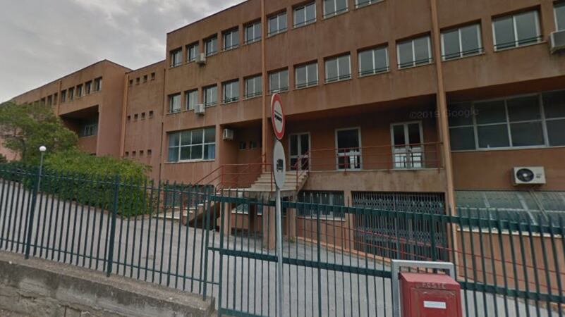 Cellulari in classe, la preside li autorizza: "Ma solo in due pause"
