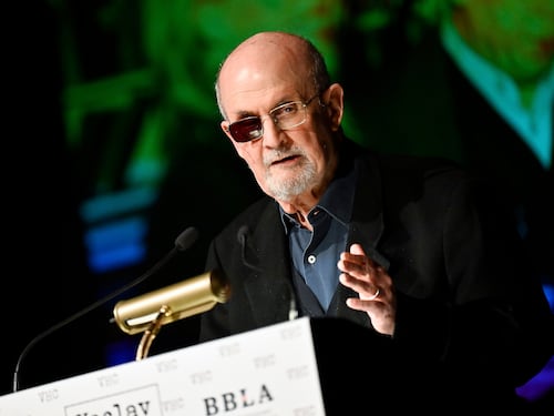 Colpevole di tentato omicidio l'aggressore di Salman Rushdie