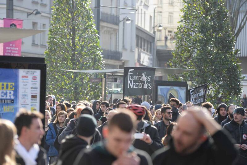 Scontri tra polizia e manifestanti anti Le Pen: numerosi feriti 16