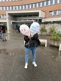 Il presidio davanti al tribunale di Brescia contro Conte e Speranza 2