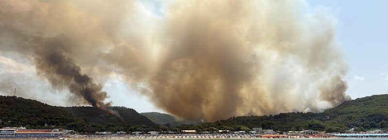 Incendi in Puglia, turisti evacuati a Peschici: le fiamme a due passi dalle spiagge