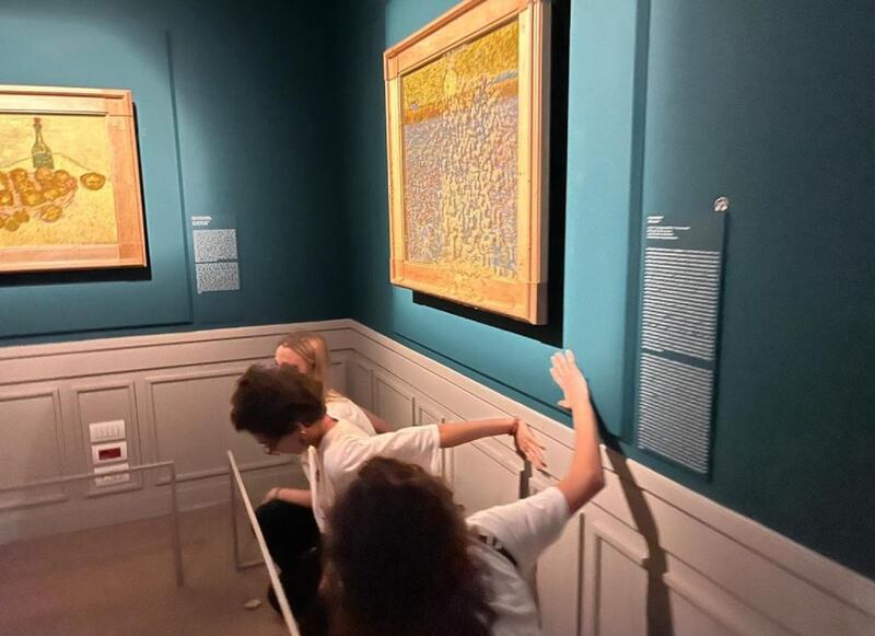 Alcuni attivisti hanno imbrattato il quadro "Il seminatore" di Van Gogh 1