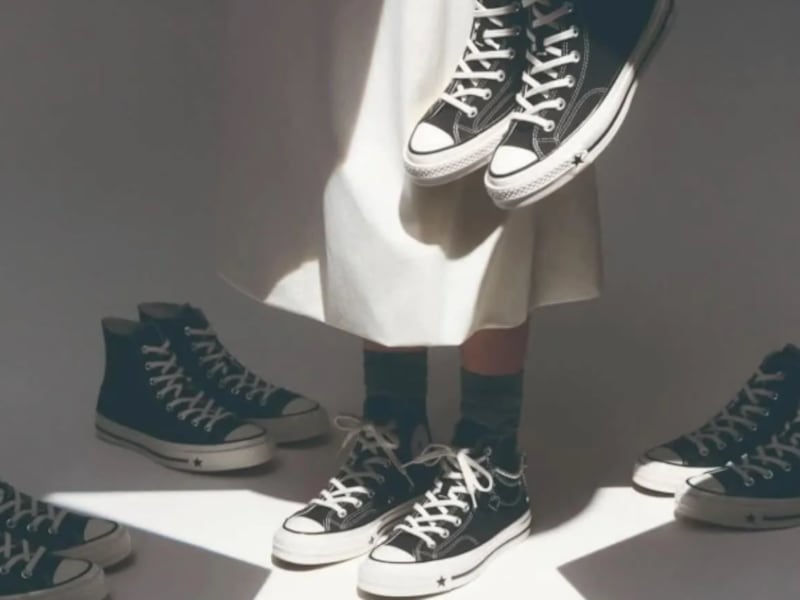 “Quella gonna ricorda il Ku Klux Klan”. Converse si piega alla follia woke e cancella lo spot