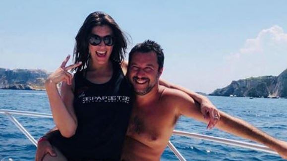 Isoardi e quel post equivoco: "Non siate muri, siate aperti". Scatta l'attacco sui social