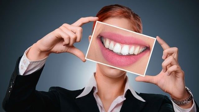 Gengivite, ecco come curarla con i rimedi naturali