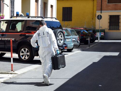 Uccide la ex moglie sparandole un colpo di pistola e poi va a costituirsi in caserma