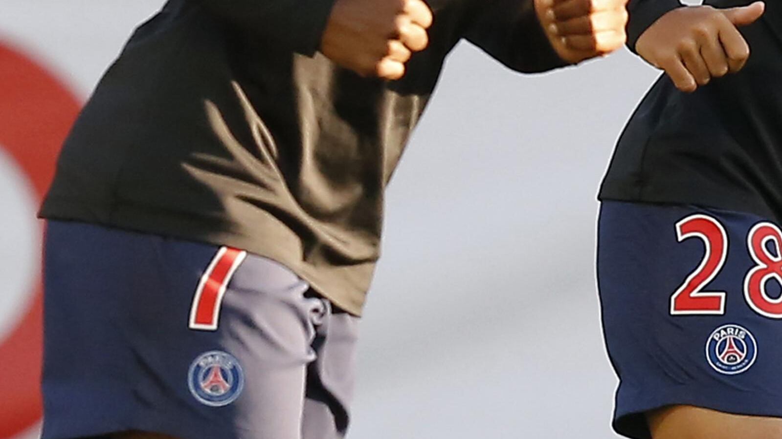 Gambe sprangate alla calciatrice del Psg. La mandante è la compagna di squadra