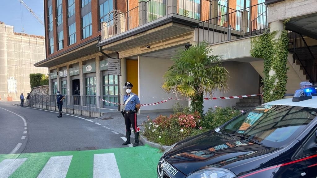 Uccisa a coltellate sulle scale di casa dall’ex marito: si erano separati da poco