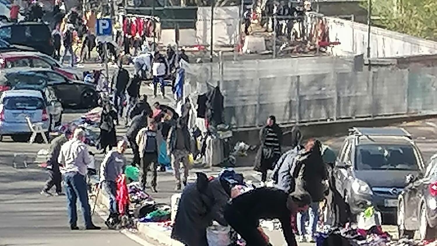 Torino, chiudono il suk ma gli abusivi continuano. Fdi: "Al Comune piace l'illegalità?"