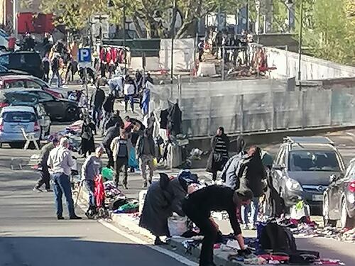 Torino, chiudono il suk ma gli abusivi continuano. Fdi: "Al Comune piace l'illegalità?"