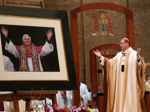 Conclave, scoppia caso Mahony: il cardinale americano è accusato di aver coperto i preti pedofili