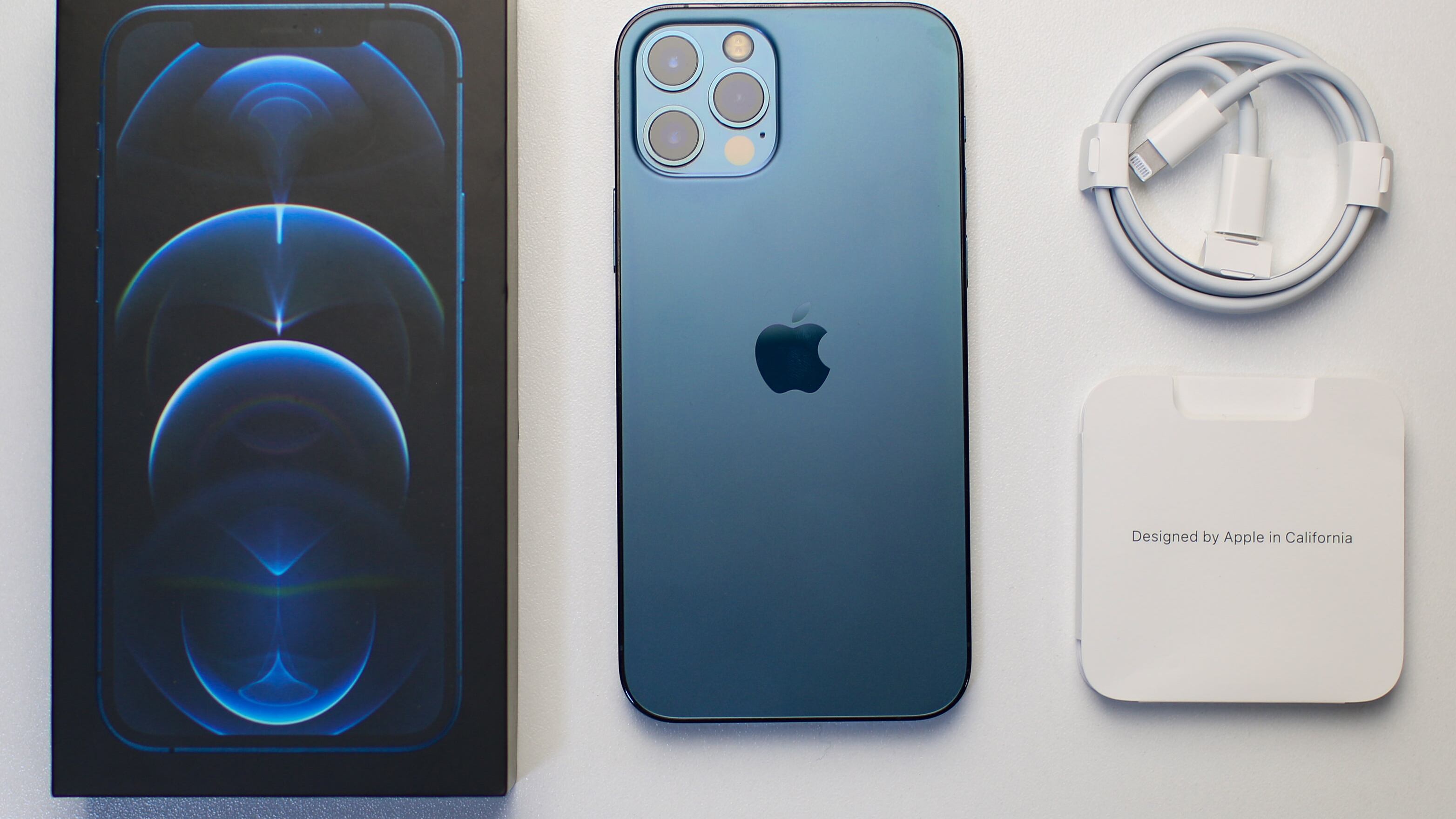 Apple cede al caricabatterie unico