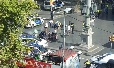 Barcellona, furgone sulla folla: i feriti sulla Rambla 5