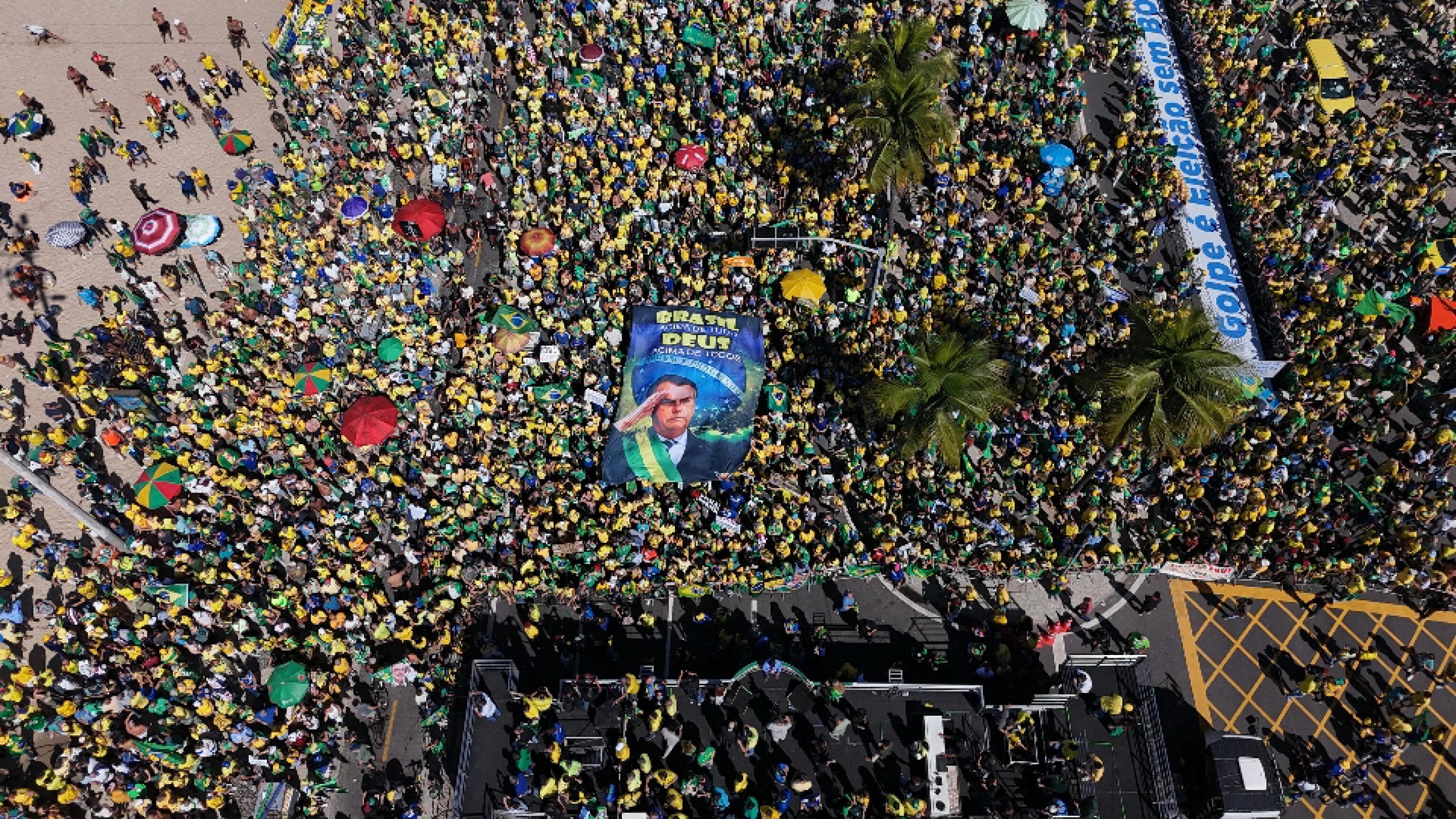 Bolsonaro arrestato e "ammutolito". Proteste in piazza e pressing degli Usa