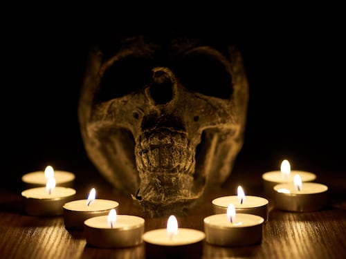Gli stupri e il satanismo sulla ragazza in affido. Solo ora arriva la revoca
