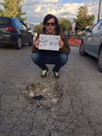 "Fuossbook", a Napoli la denuncia alle voragini nelle strade  3
