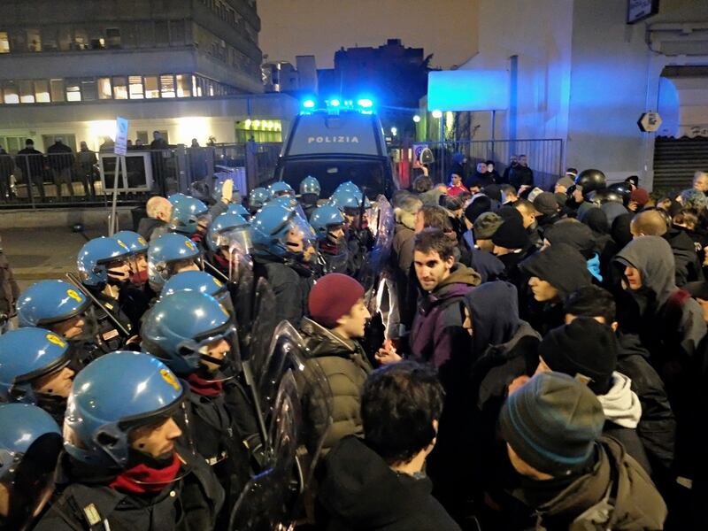 Milano, tensioni al convegno sulle foibe 9