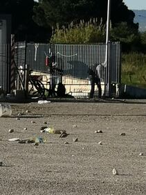 Covid, la zona rossa dei migranti è una polveriera: sassaiola sugli agenti 6