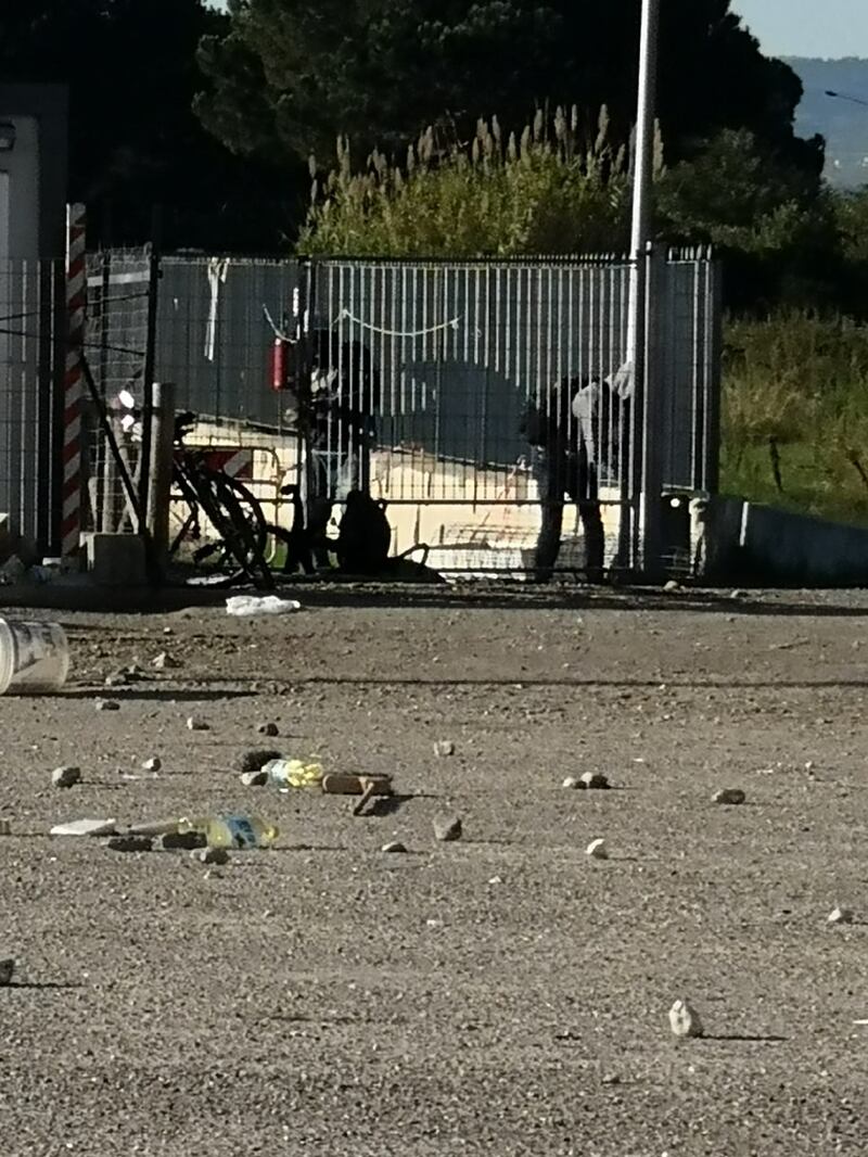 Covid, la zona rossa dei migranti è una polveriera: sassaiola sugli agenti 6