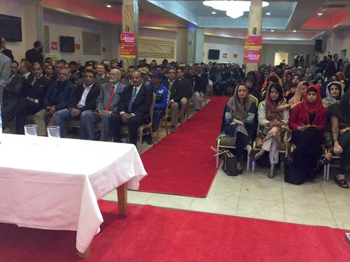 Labour ai piedi degli islamici: donne e uomini divisi ai comizi