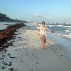 Attrici sexy in bikini e biancheria su social network 17