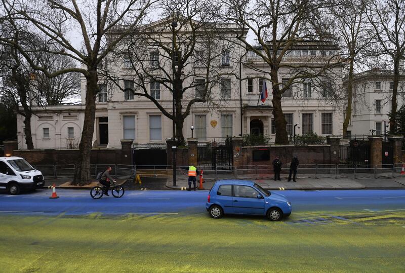 La maxi bandiera ucraina dipinta davanti all'ambasciata russa di Londra 2