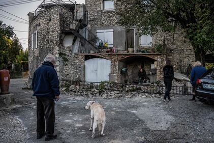 La terra trema in Francia: le macerie dopo il terremoto 7