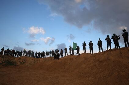 Hamas e il palco dell'orrore: esposte le bare dei 4 ostaggi morti 6