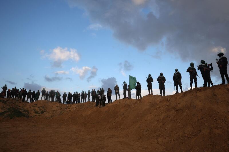 Hamas e il palco dell'orrore: esposte le bare dei 4 ostaggi morti 6