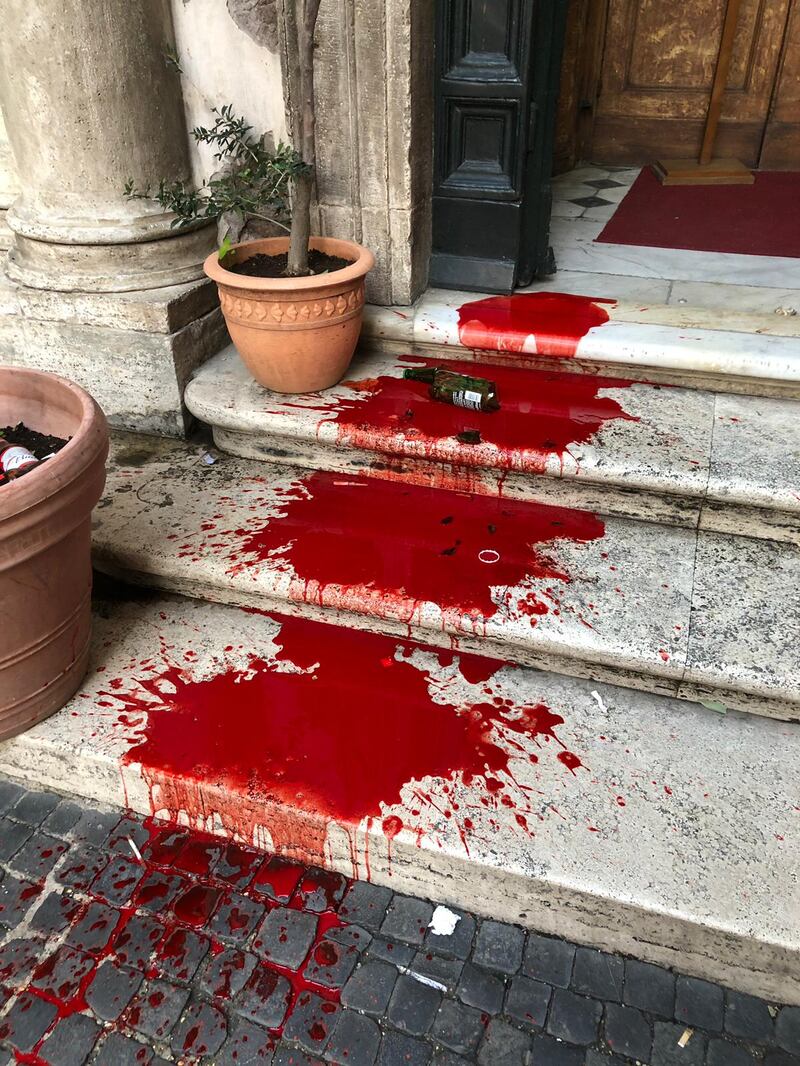 L'ingresso della chiesa di Santa Barbara imbrattato dai vandali