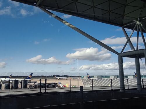 Paura e tensione negli aeroporti dopo il ritorno del terrorismo islamico