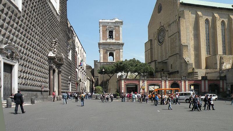 Napoli, vandali deturpano l’ingresso della Basilica di Santa Chiara