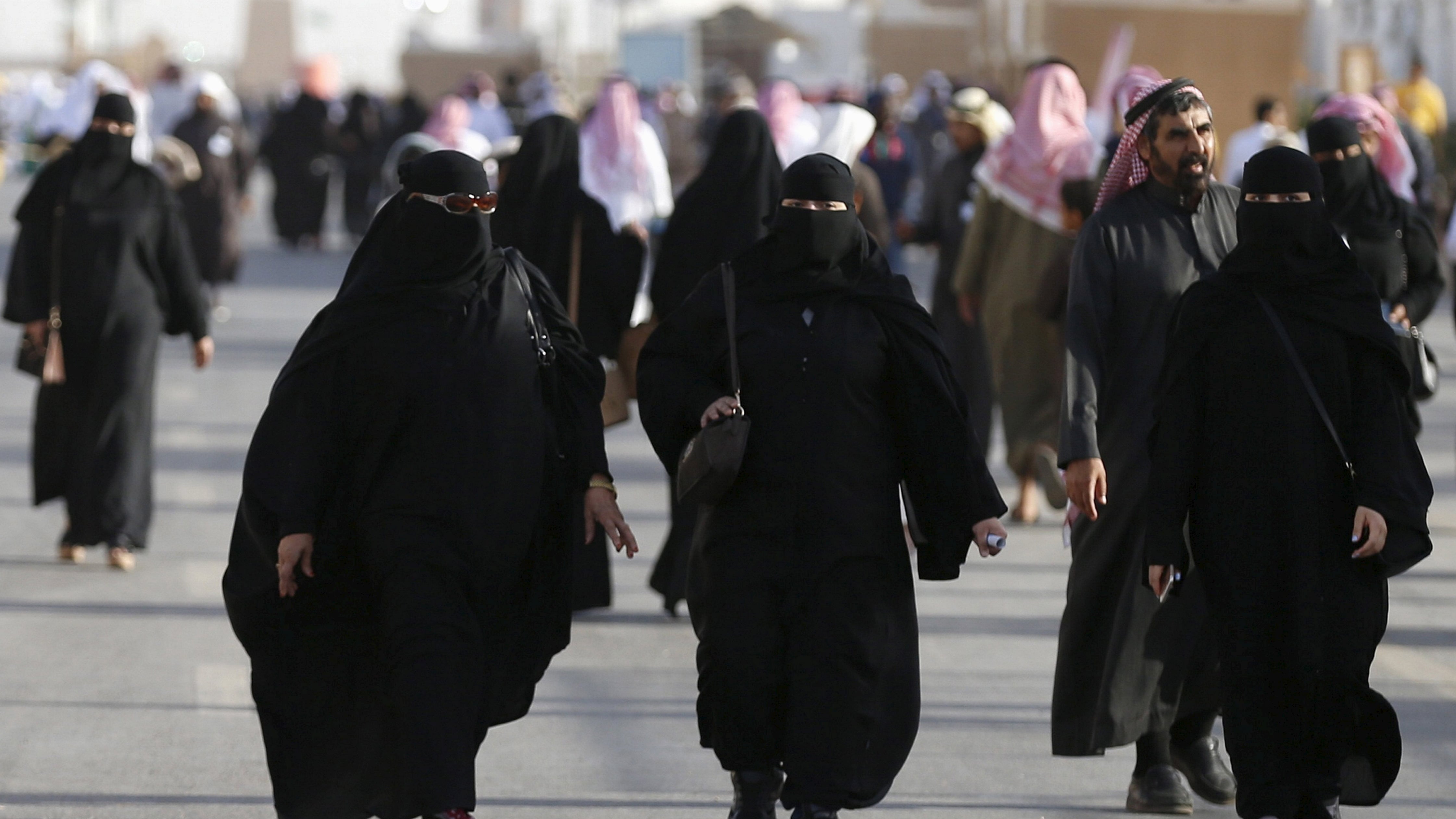 Oltre 20mila islamici poligami. Ma la legge italiana non li punisce