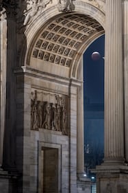 L'eclissi lunare tra i palazzi di Milano 2